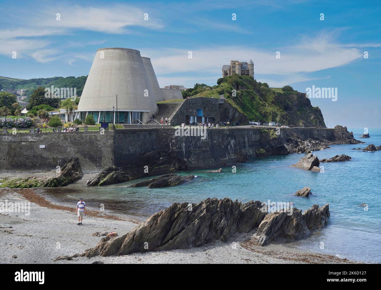 Blick auf den Strand und die kegelförmigen Türme des Landmark Theatre, Ilfracombe, North Devon Stockfoto