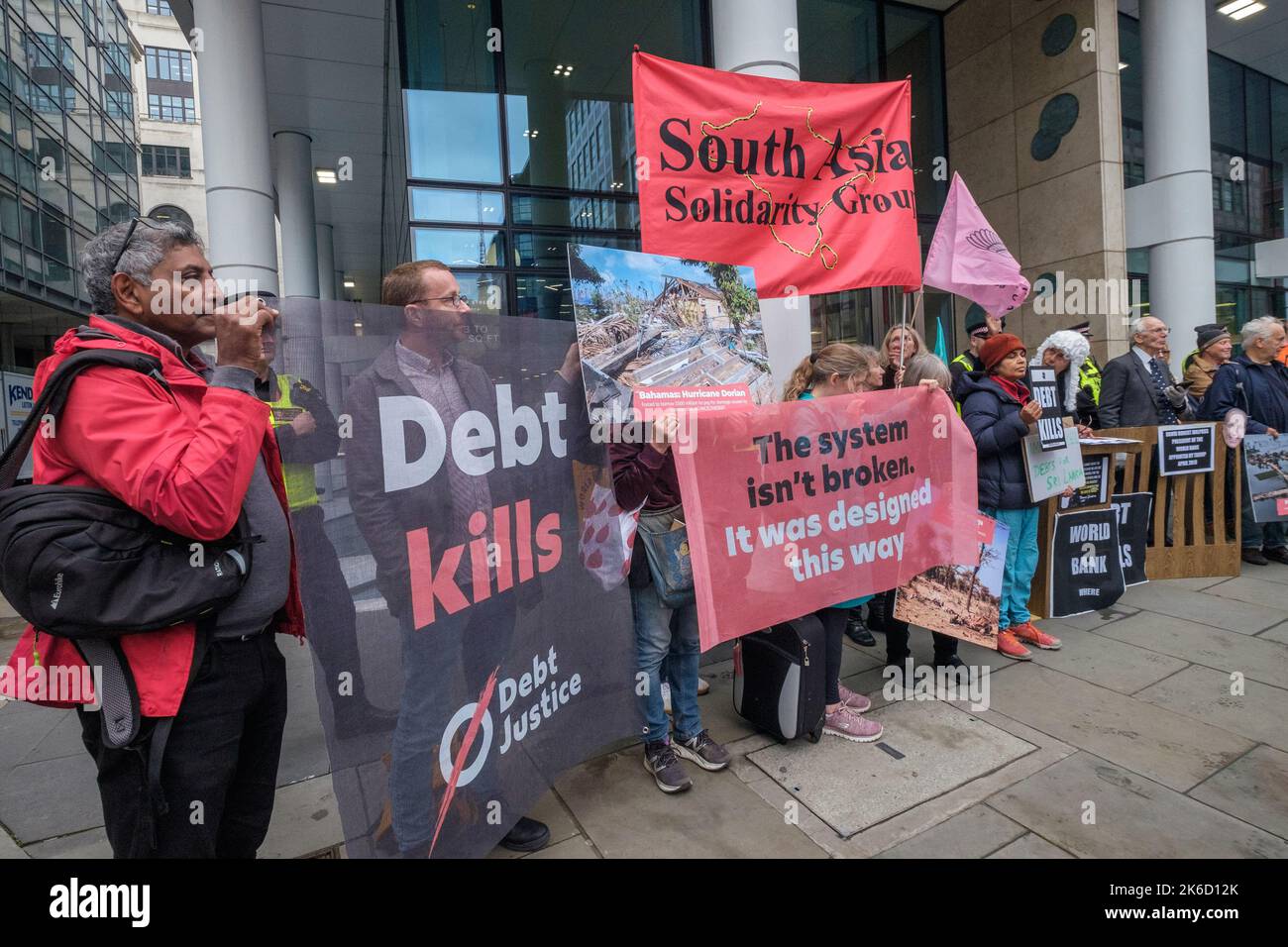 London, Großbritannien. 13 Okt 2022. In einem internationalen Aufruf zu Klimagerechtigkeit und Beendigung der Schuldenzahlungen forderten die Demonstranten in Londons Büros der Weltbank. Sie versuchen den Präsidenten der Bank, D R Malpas (ernannt von Trump) Mit Zeugen aus Ländern auf der ganzen Welt über die katastrophalen Auswirkungen der Bank, einschließlich Rückzahlungen, die den globalen Süden zwingen, riesige Ressourcen an die Reichen zu übertragen, während sie enorme Kosten des Klimawandels tragen, haben sie sehr wenig bewirkt. Peter Marshall/Alamy Live News Stockfoto