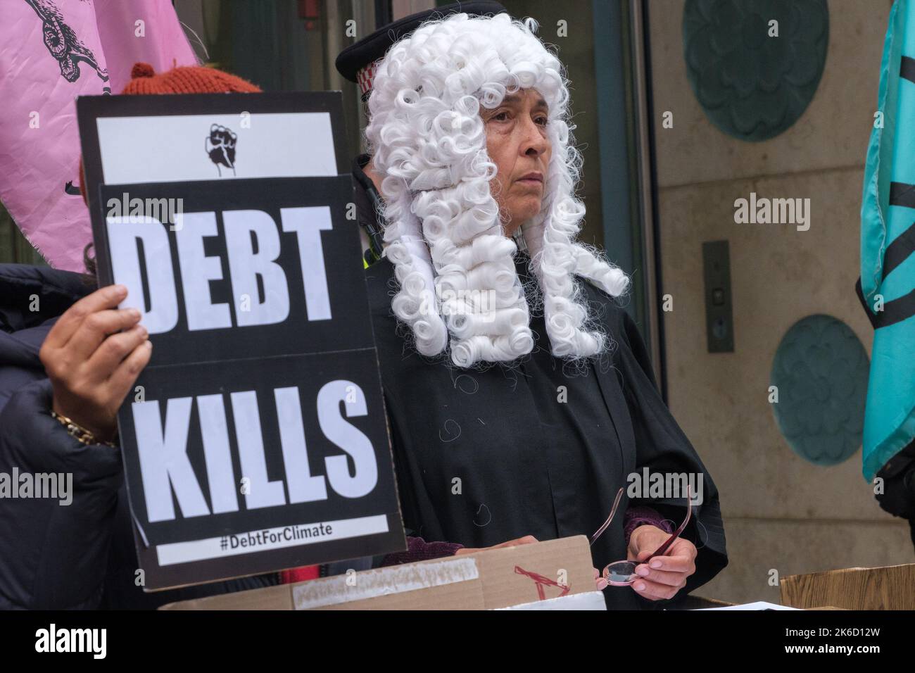 London, Großbritannien. 13 Okt 2022. Schulden Töten. In einem internationalen Aufruf zu Klimagerechtigkeit und Beendigung der Schuldenzahlungen forderten die Demonstranten in Londons Büros der Weltbank. Sie versuchen den Präsidenten der Bank, D R Malpas (ernannt von Trump) Mit Zeugen aus Ländern auf der ganzen Welt über die katastrophalen Auswirkungen der Bank, einschließlich Rückzahlungen, die den globalen Süden zwingen, riesige Ressourcen an die Reichen zu übertragen, während sie enorme Kosten des Klimawandels tragen, haben sie sehr wenig bewirkt. Peter Marshall/Alamy Live News Stockfoto