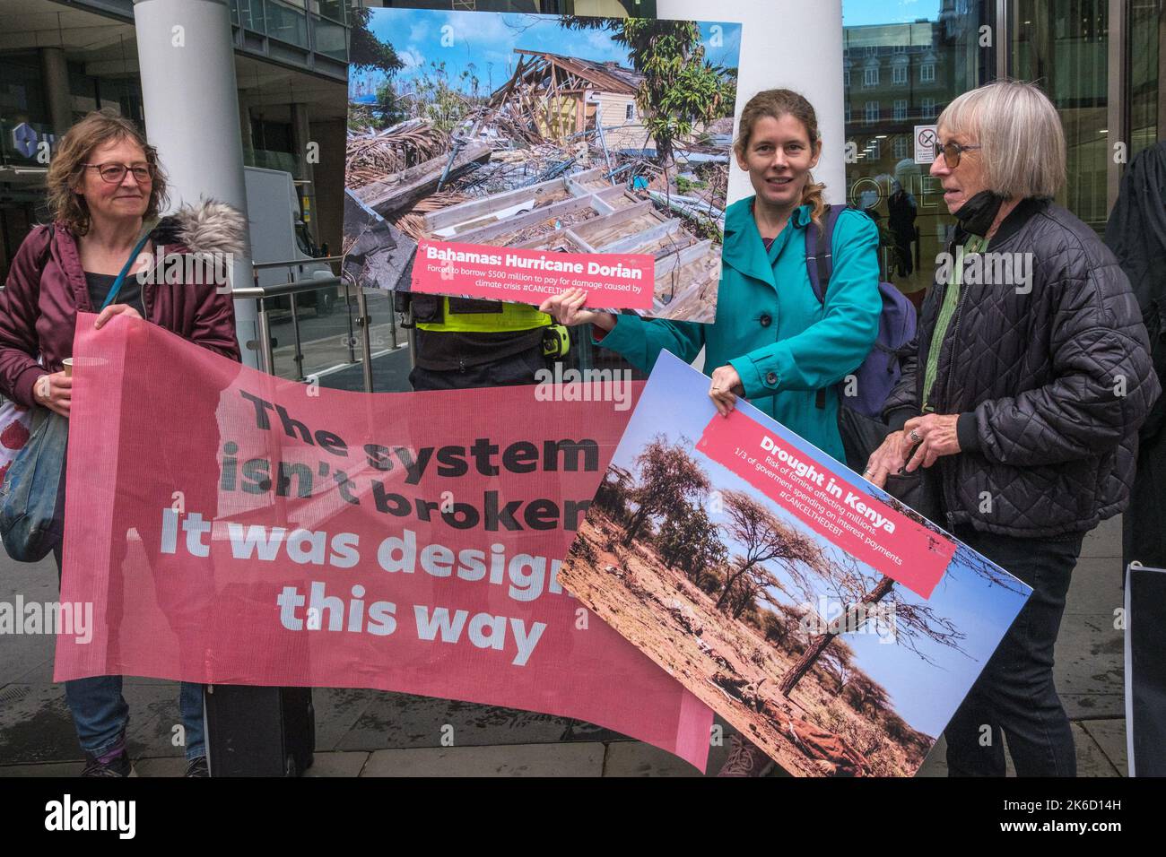 London, Großbritannien. 13 Okt 2022. In einem internationalen Aufruf zu Klimagerechtigkeit und Beendigung der Schuldenzahlungen forderten die Demonstranten in Londons Büros der Weltbank. Sie versuchen den Präsidenten der Bank, D R Malpas (ernannt von Trump) Mit Zeugen aus Ländern auf der ganzen Welt über die katastrophalen Auswirkungen der Bank, einschließlich Rückzahlungen, die den globalen Süden zwingen, riesige Ressourcen an die Reichen zu übertragen, während sie enorme Kosten des Klimawandels tragen, haben sie sehr wenig bewirkt. Peter Marshall/Alamy Live News Stockfoto