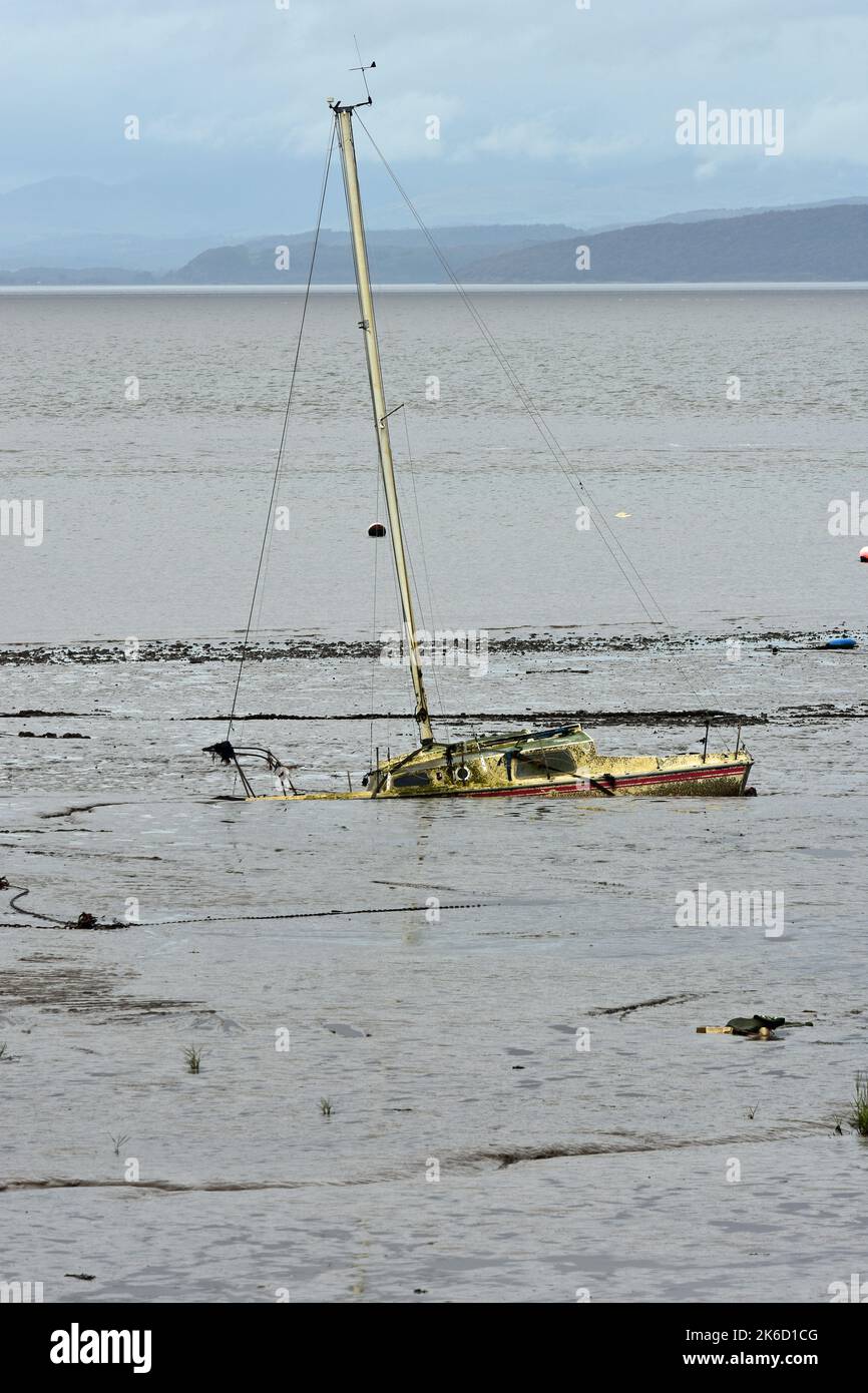 Boot versenkt in Sand, Morecambe Bay, nackten Hafen, Lancashire, Herbst Stockfoto
