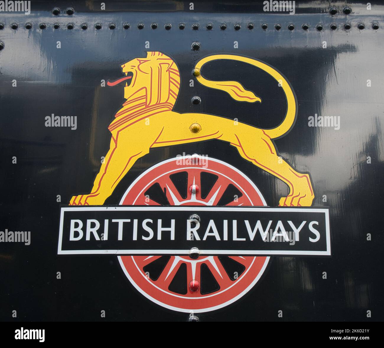 Löwenrad-Emblem der British Railways auf der Seite einer Dampflokomotive im Didcot Railway Center, Didcot, Oxfordshire Stockfoto