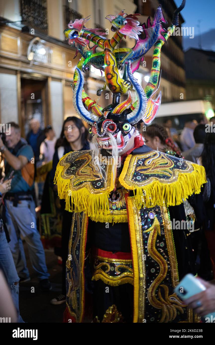Eine vertikale Aufnahme einer Person in einem Kostüm, die den hispanischen Tag in Madrid, Spanien, feiert Stockfoto