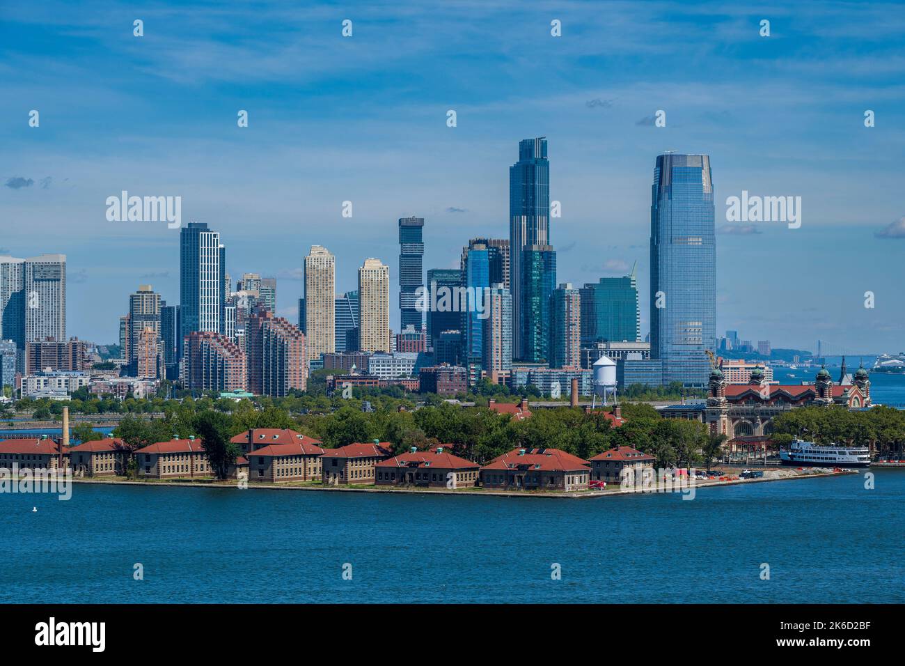 Ellis Island mit der Skyline von Jersey City, Jersey City, New Jersey, USA Stockfoto