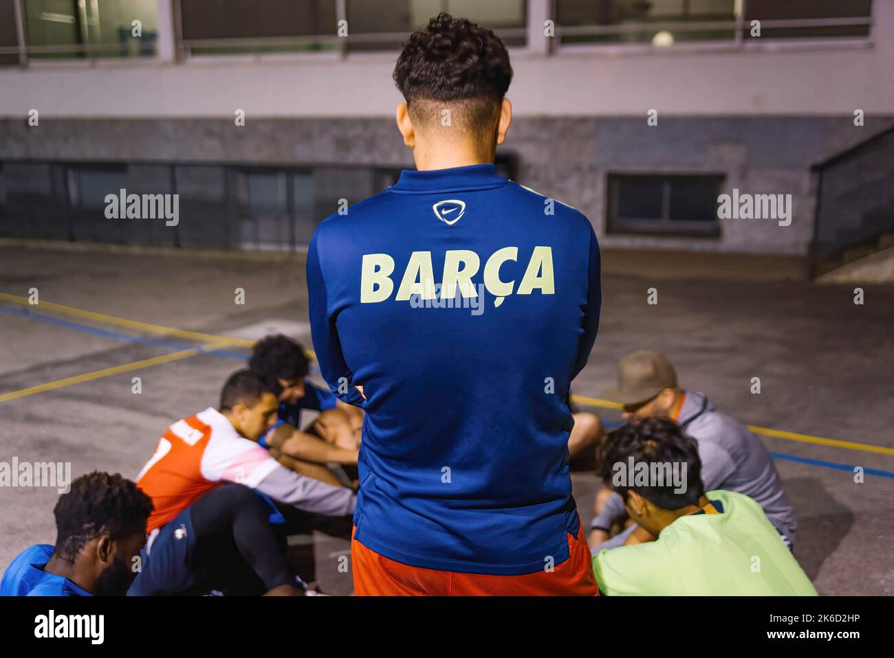 Moha aus Marokko wird während eines Trainings mit einem BarÁa-T-Shirt gesehen. Street Soccer Barcelona, auch bekannt als SSB, ist eine NGO, die Fußball nutzt, um die Integration und den Aufbau von Gemeinschaften junger Migranten, die hauptsächlich aus Westafrika und Marokko kommen, zu fördern und ihnen gleichzeitig die Chance gibt, durch Training und Üben an einer echten High School Meisterschaft teilzunehmen. Stockfoto