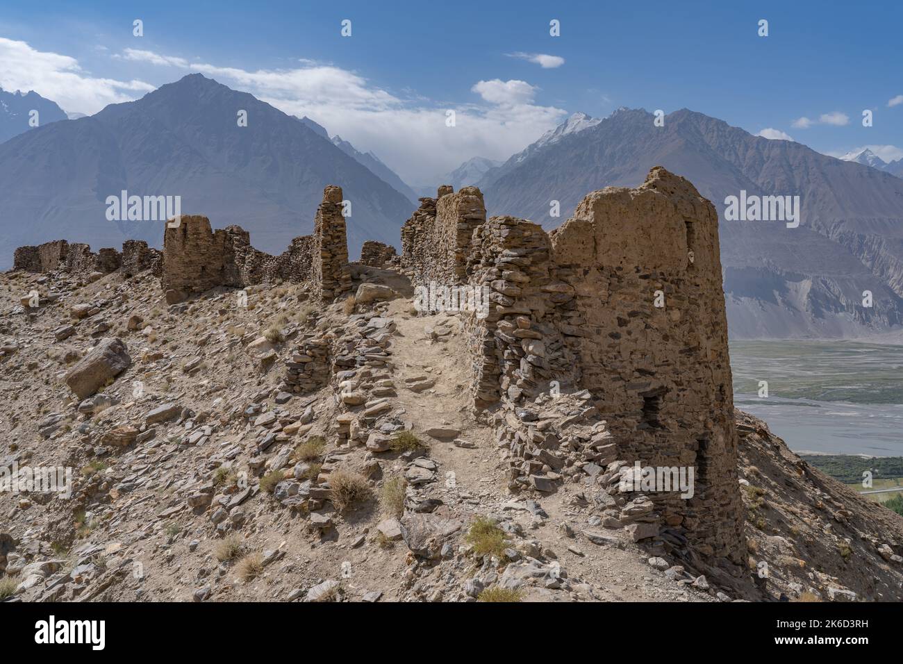 Malerische Ansicht der alten Seidenstraße Yamchun Festung im Wachan Korridor mit Afghanistan Berge im Hintergrund, Gorno-Badakshan, Tadschikistan Stockfoto