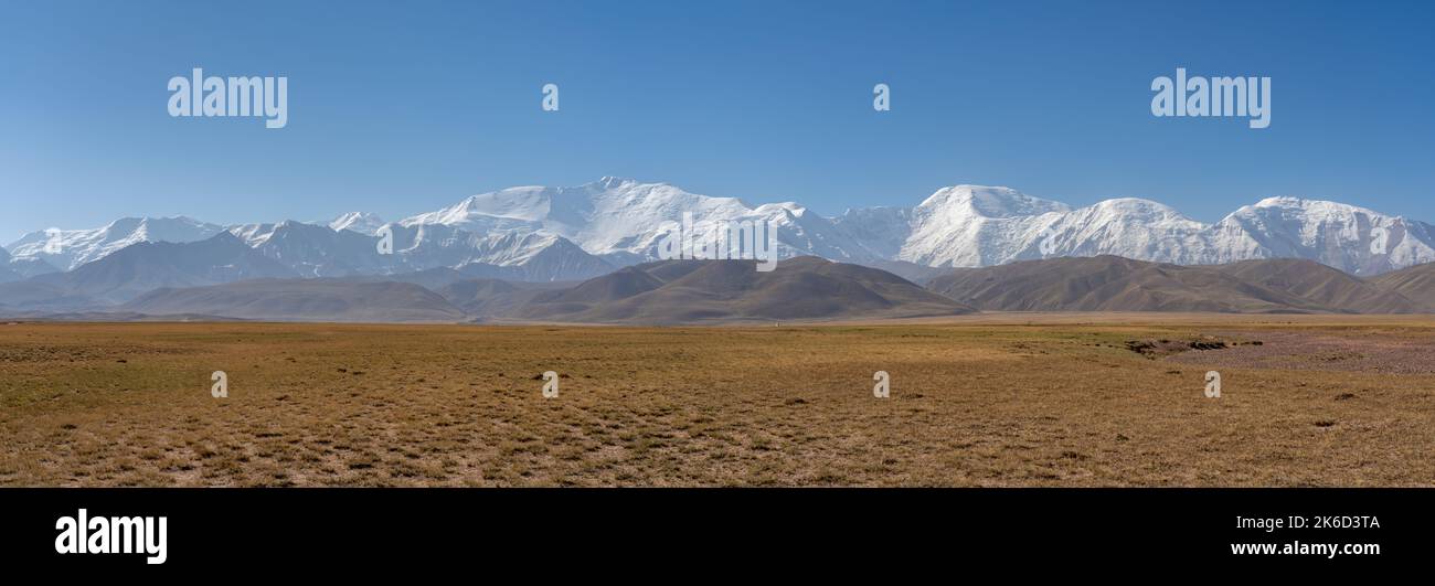 Landschaftliches Panorama des Lenin Peak alias Ibn Sina Peak und der schneebedeckten Trans Alay oder Trans Alai Bergkette im Süden Kirgisistans Stockfoto