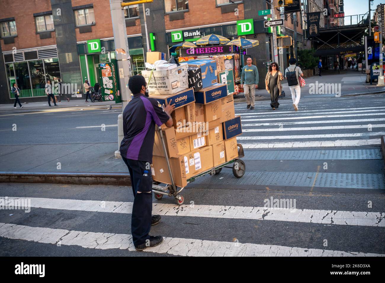 FedEx-Mitarbeiter bei seinen ernannten Runden in New York am Donnerstag, den 6. Oktober 2022. (© Richard B. Levine) Stockfoto