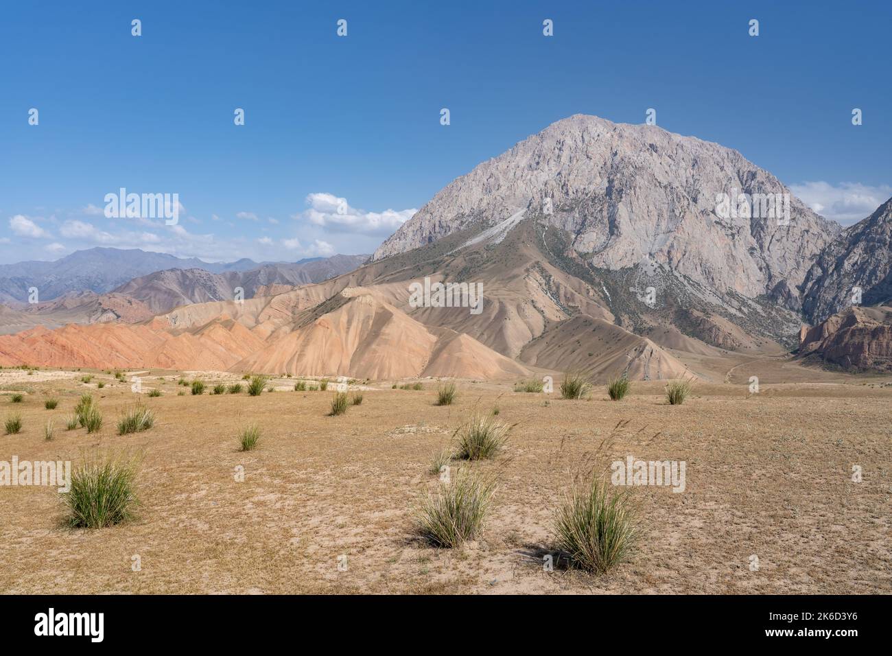 Schöne pastellfarbene Landschaftsansicht der Alay- oder Alai-Bergkette im Süden Kirgisistans im Gulcha-Tal auf der Straße zwischen Sary Tash und Osch Stockfoto