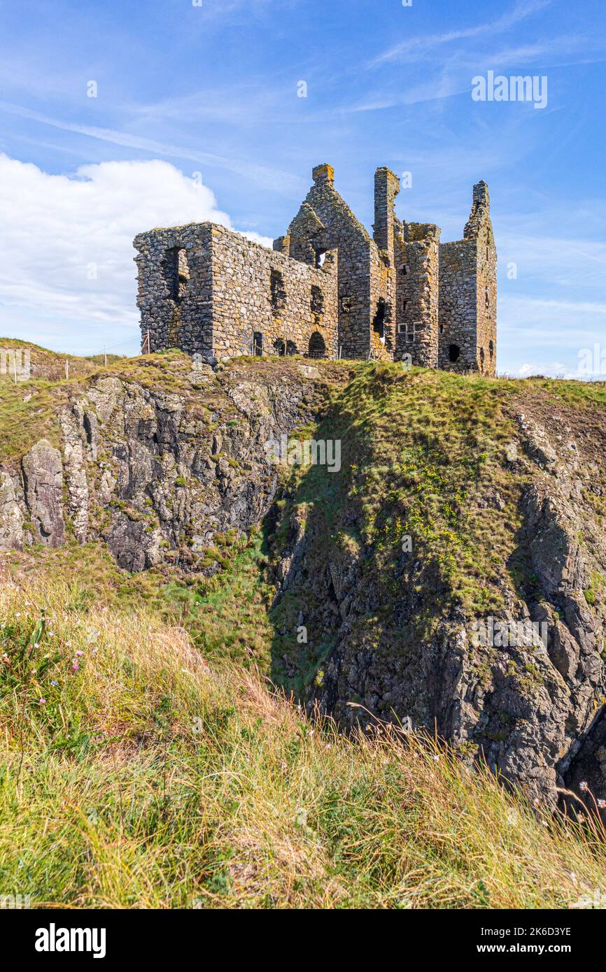 Die Ruinen von Dunskey Castle aus dem 12.. Jahrhundert auf einer Klippe in der Nähe der Küstenstadt Portpatrick, Dumfries & Galloway, Schottland, Großbritannien Stockfoto