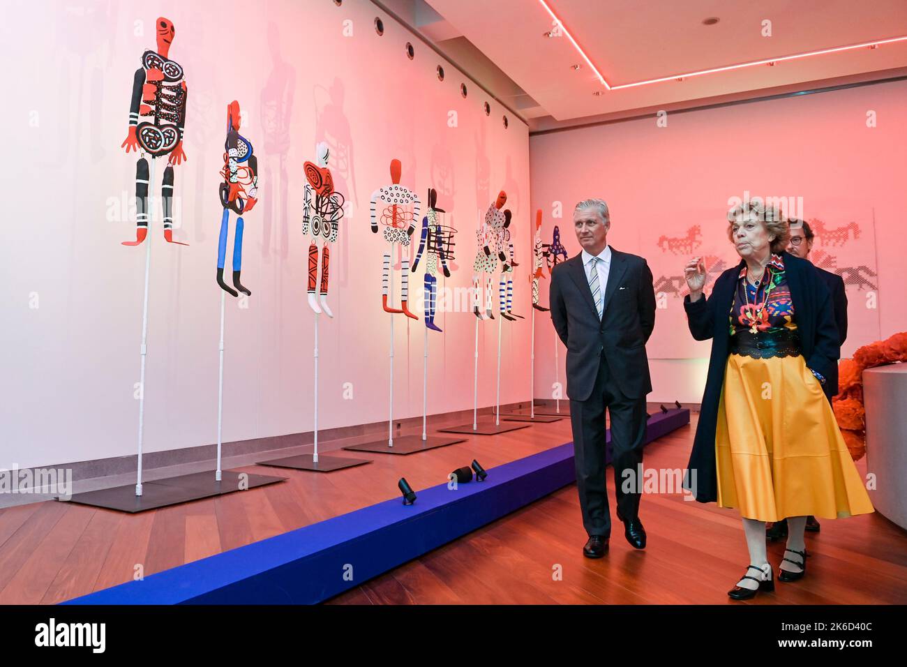 Isabelle de Borchgrave und König Philippe - Filip von Belgien, abgebildet während der Eröffnung der Ausstellung 'Miradas de Mujers' (der weibliche Blick) in den Königlichen Museen der Schönen Künste, in Brüssel, Donnerstag, 13. Oktober 2022. Diese expo zeigt die belgische Künstlerin Isabelle de Borchgrave in ihrer Arbeit an Frida Kahlo. BELGA FOTO DIRK WAEM Stockfoto