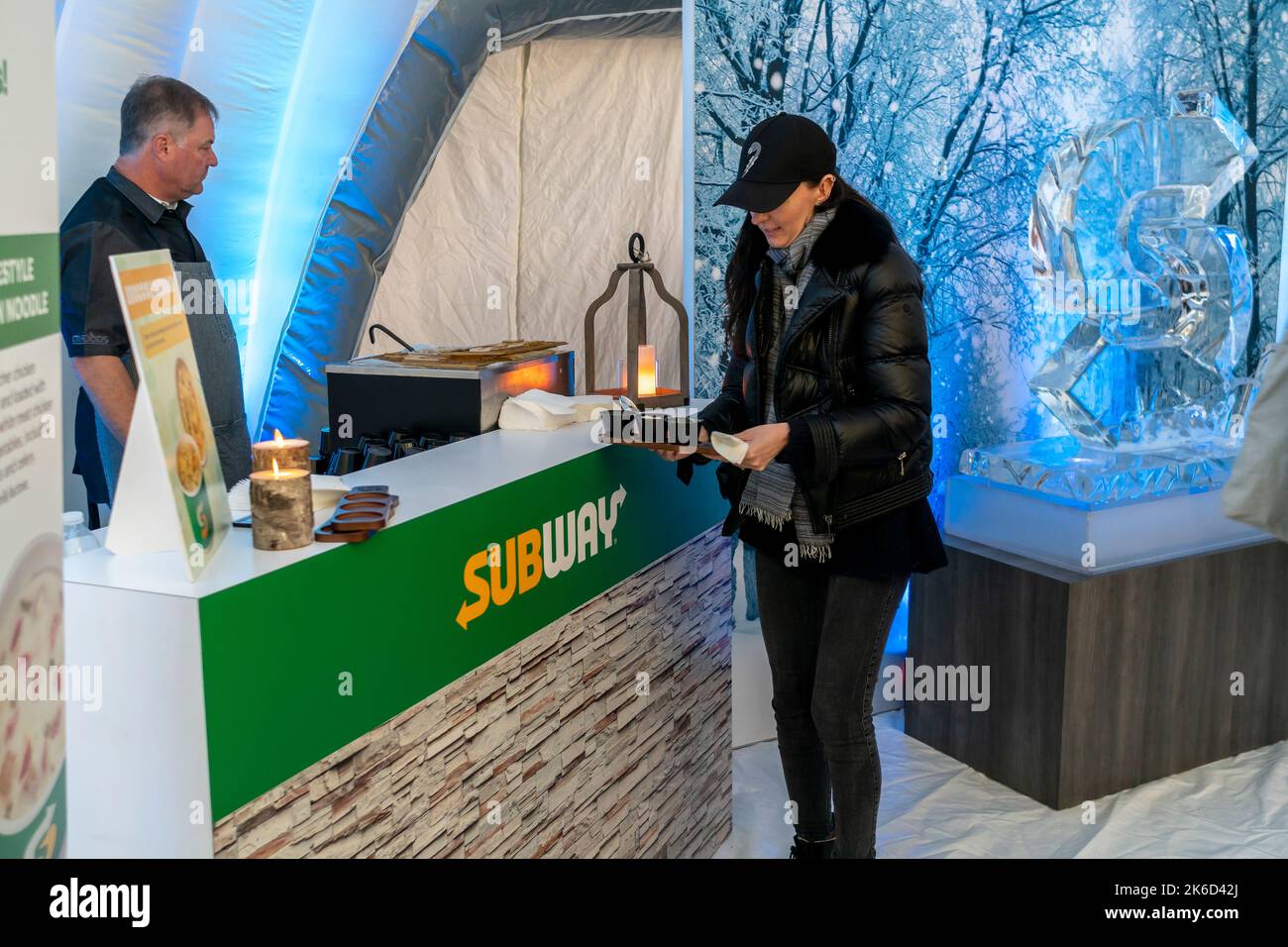 Besucher strömen am Mittwoch, den 5. Oktober 2022, zur Subway-Markenaktivierung im Meatpacking District in New York, wo die Sandwich-Kette Proben ihrer verbesserten Suppen, Broccoli Cheddar, Homestyle Chicken Noodle und Loaded Baked Potato anbietet. Die Veranstaltung soll das Bewusstsein der Kunden für das Engagement der SubwayÕs für qualitativ hochwertigere Zutaten und Menüinovation erhöhen (© Richard B. Levine) Stockfoto