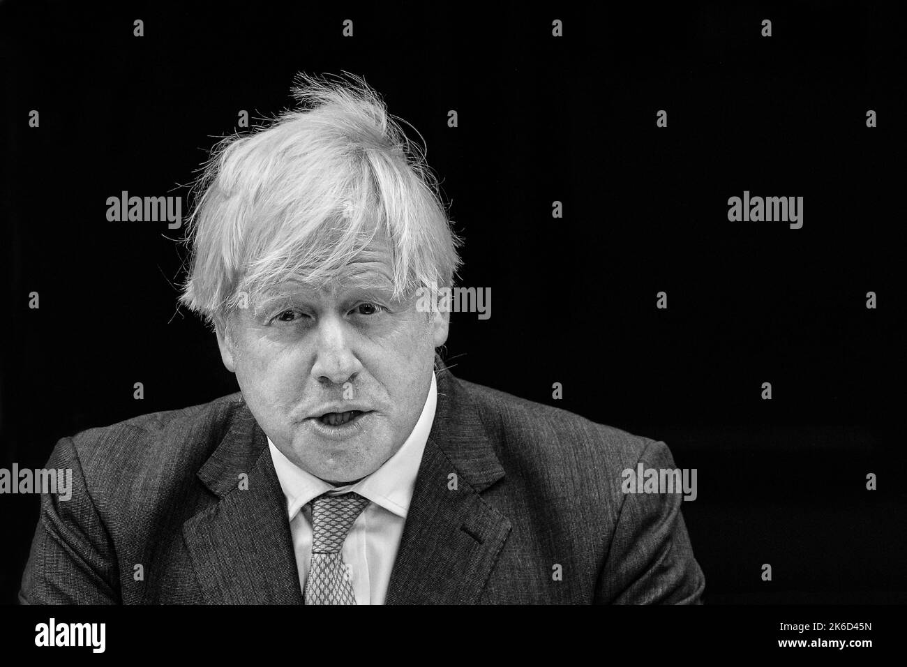 Boris Johnson, britischer Premierminister, Nahaufnahme von Gesicht und Kopf vor schwarzem Hintergrund, Großbritannien Stockfoto