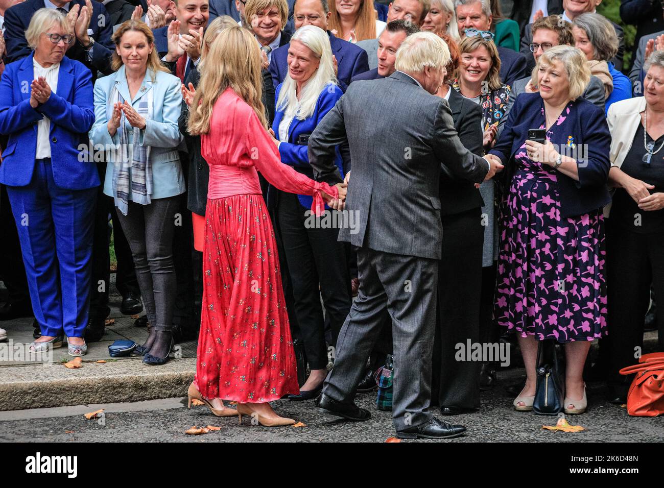 Boris Johnson und Carrie Johnson danken seinen Unterstützern und Mitarbeitern an seinem letzten Tag, Downing Street Stockfoto