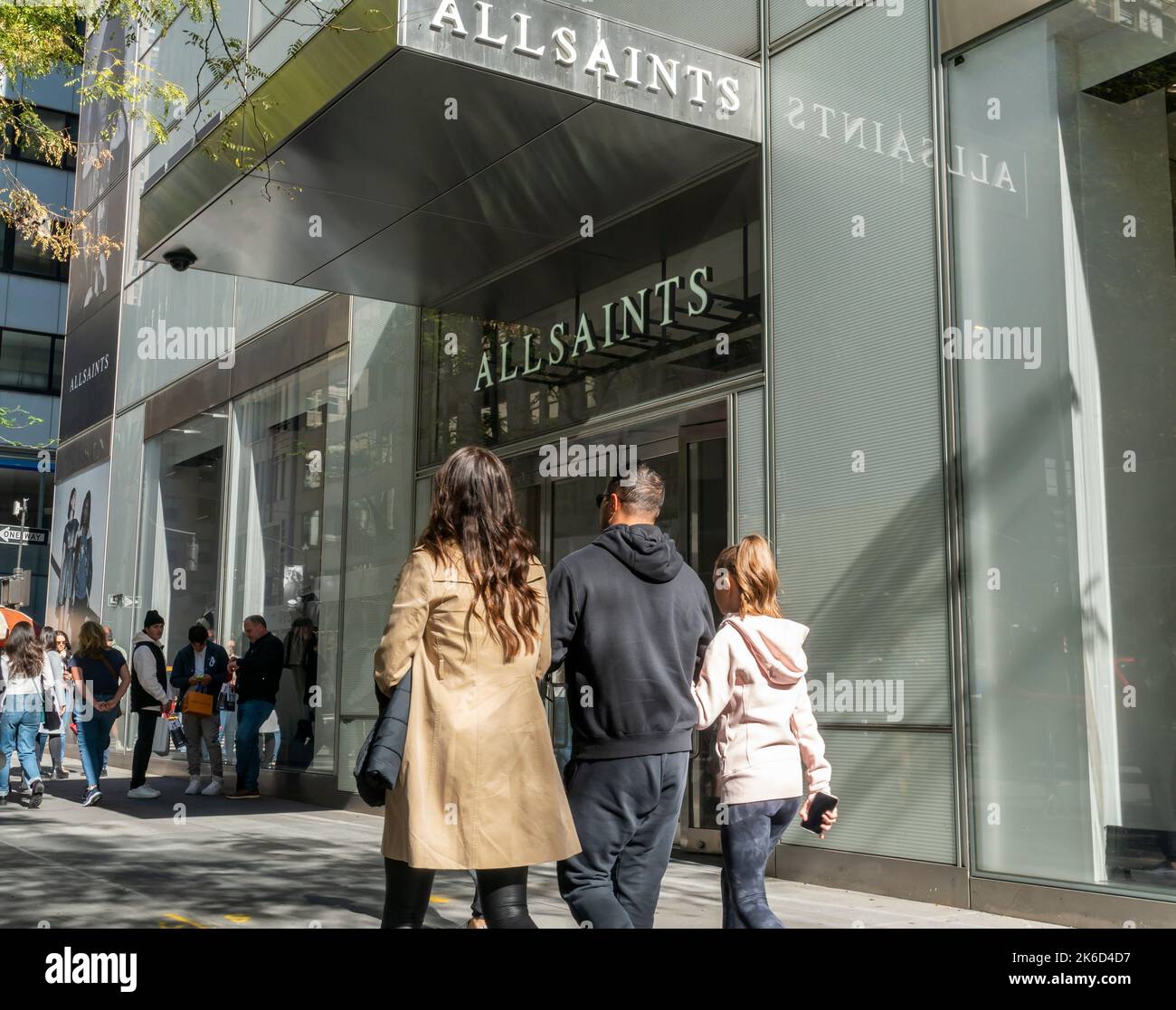 Am Samstag, den 8. Oktober 2022, passieren Einkäufer auf der Fifth Avenue in New York das neue Bekleidungsgeschäft All Saints. Der Laden war früher ein Jeansladen. (© Richard B. Levine) Stockfoto