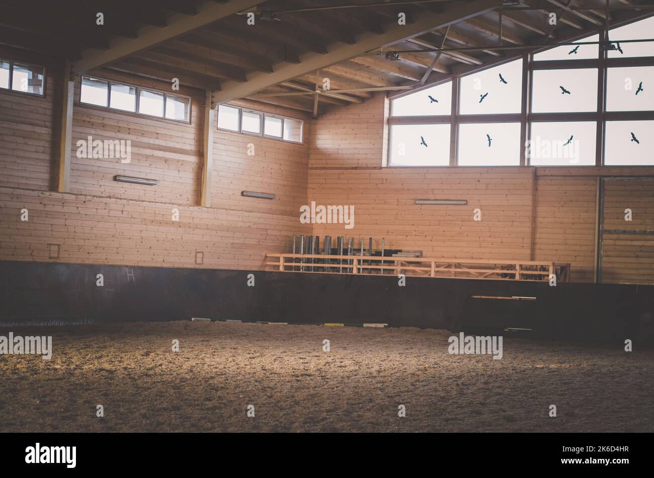 Leere Holzarena zum Reiten eines Pferdes Stockfoto