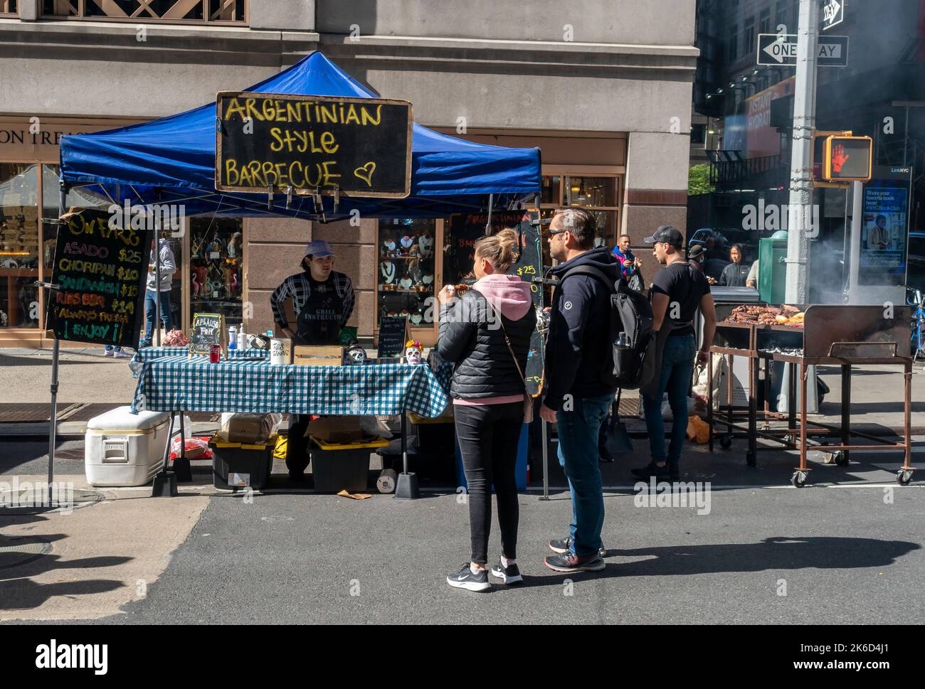 Argentinischer Grillabend auf einer Straßenmesse in Midtown Manhattan in New York am Samstag, den 8. Oktober 2022. (© Richard B. Levine) Stockfoto