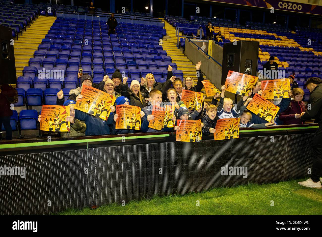 Rugby-Fans jubeln den Spielern in Papua-Neuguinea ihre Wertschätzung zu, da Warrington die Kumuls im Halliwell Jones Stadium in Warrington willkommen heißt Stockfoto