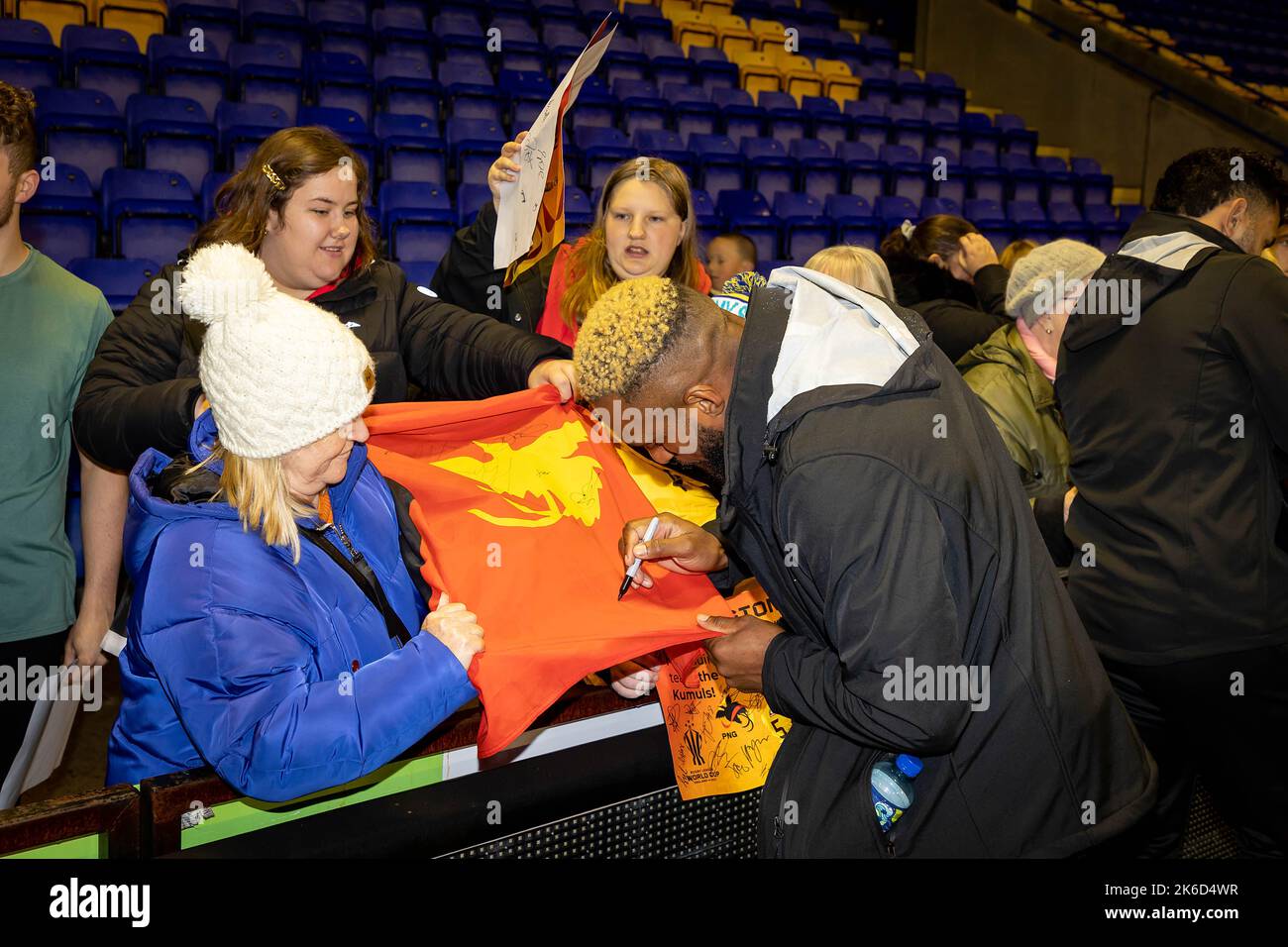 Das Team der Papua-Neuguinea Rugby League wurde in Warrington im Halliwell Jones Stadium, dem Heimstadion der Warrington Wolves, begrüßt Stockfoto