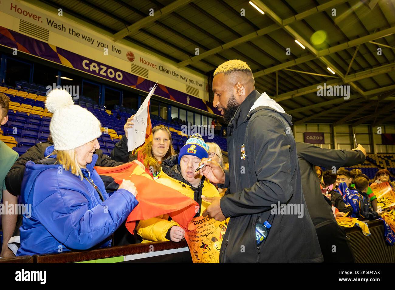 Das Team der Papua-Neuguinea Rugby League wurde in Warrington im Halliwell Jones Stadium, dem Heimstadion der Warrington Wolves, begrüßt Stockfoto