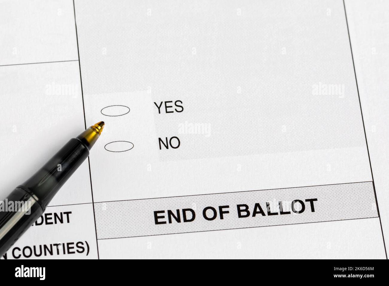 Wahlurnen mit Ja- oder Nein-Frage. Konzept. Abstimmung, Regierungsreferendum und Änderung Stockfoto