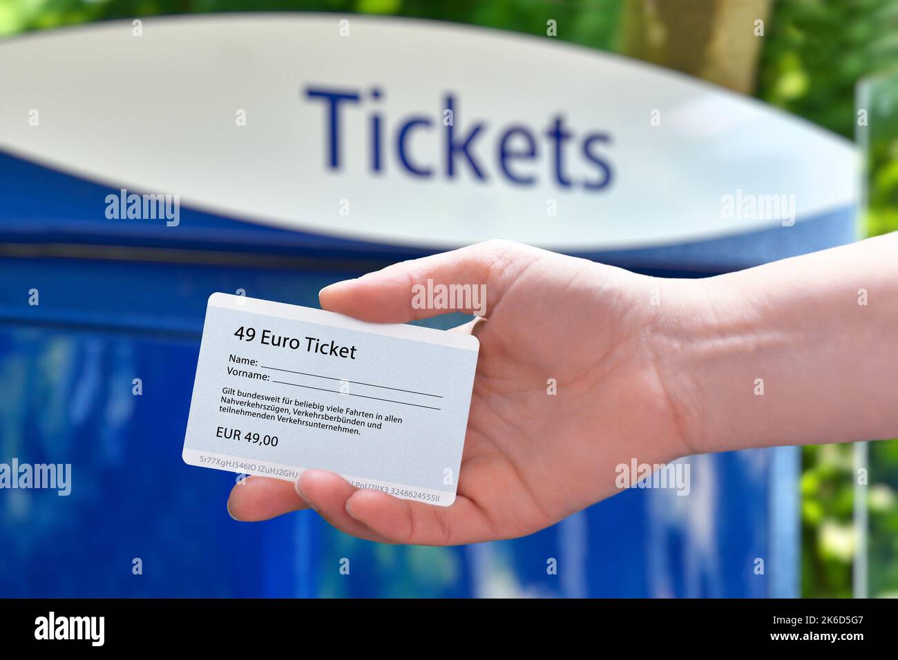 Geplantes 49 Euro Ticket für den öffentlichen Nahverkehr in Deutschland (Transl.: Gilt bundesweit für beliebig viele Fahrten in allen Nahverkehrszügen und Verkehrsmitteln AS Stockfoto