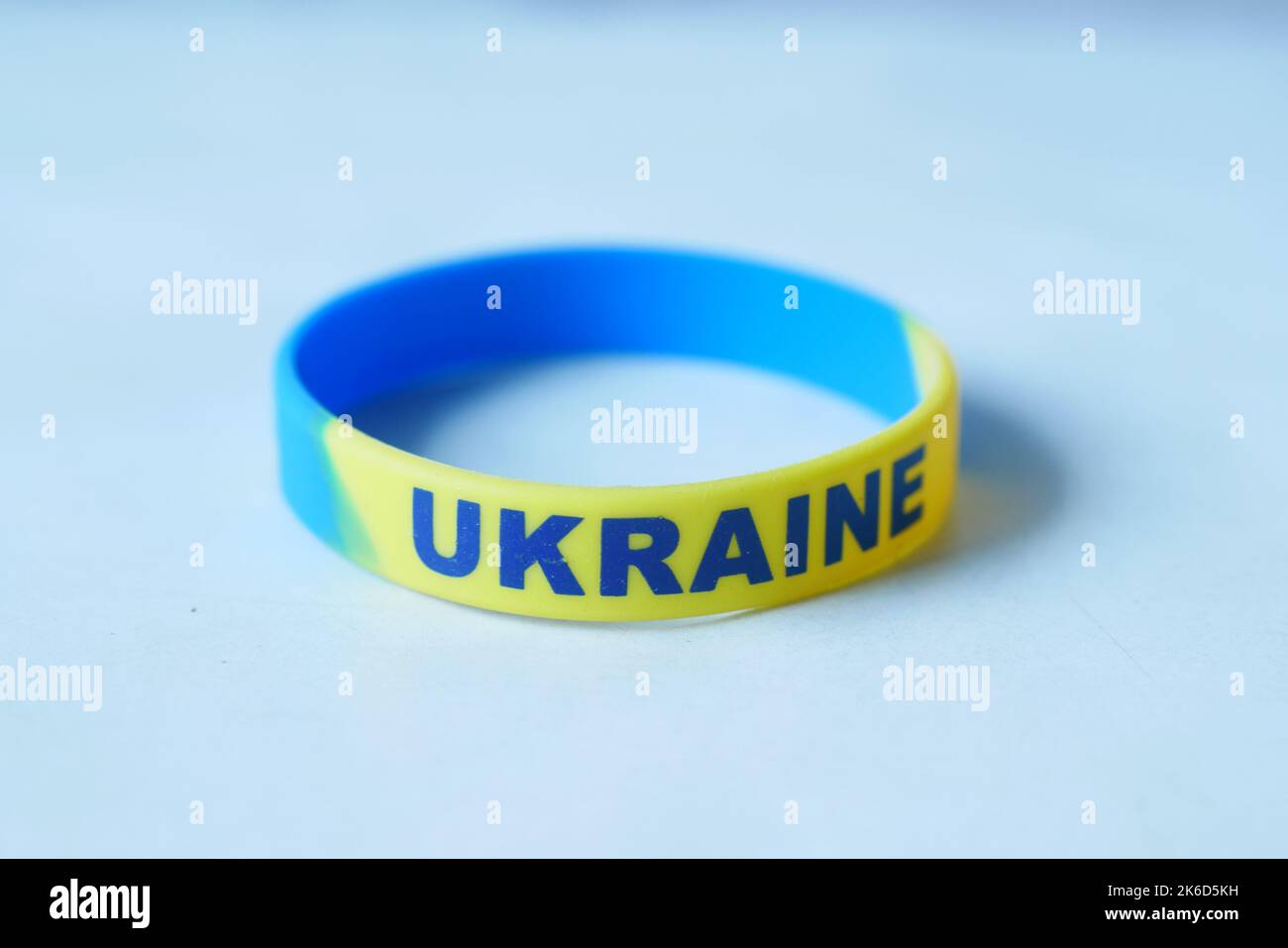 Hand mit blauem und gelbem Armband, Farben der Flagge der Ukraine. Stockfoto