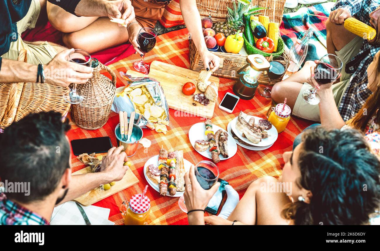 Freunde haben Spaß an der Bar-b-q pic nic Party - Happy People Millennial Camping bei Open Air Picknick - Jugend Freundschaftskonzept mit Jungs und Mädchen trinkend Stockfoto