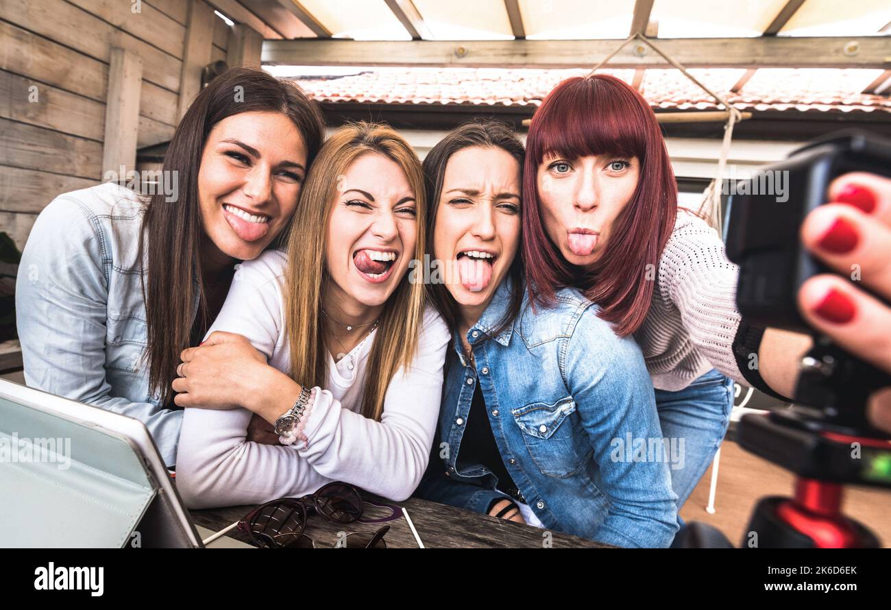 Junge Millennials-Frauen, die Selfie für Streaming-Plattform über digitale Action-Web-Cam nehmen - Influencer-Marketing-Konzept mit Millennial-Mädchen zu haben Stockfoto