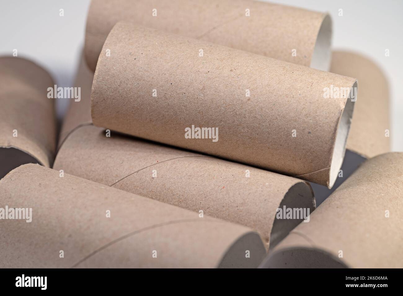 Viele leere Pappröhrchen aus toilettenpapier Stockfoto