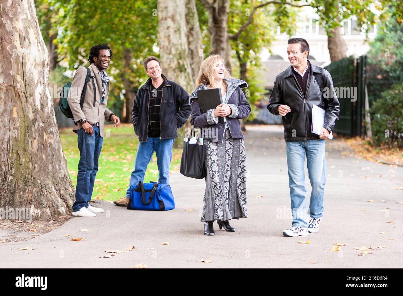 Erwachsenenbildung: Schüler Freunde. Reife Schüler während einer Klassenpause. Aus einer Reihe verwandter Bilder zum Thema. Stockfoto