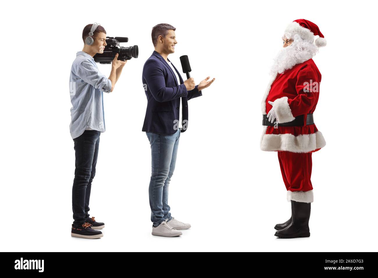 Ganzkörperaufnahme eines Journalisten und eines Kameramannes, der den weihnachtsmann isoliert auf weißem Hintergrund interviewte Stockfoto