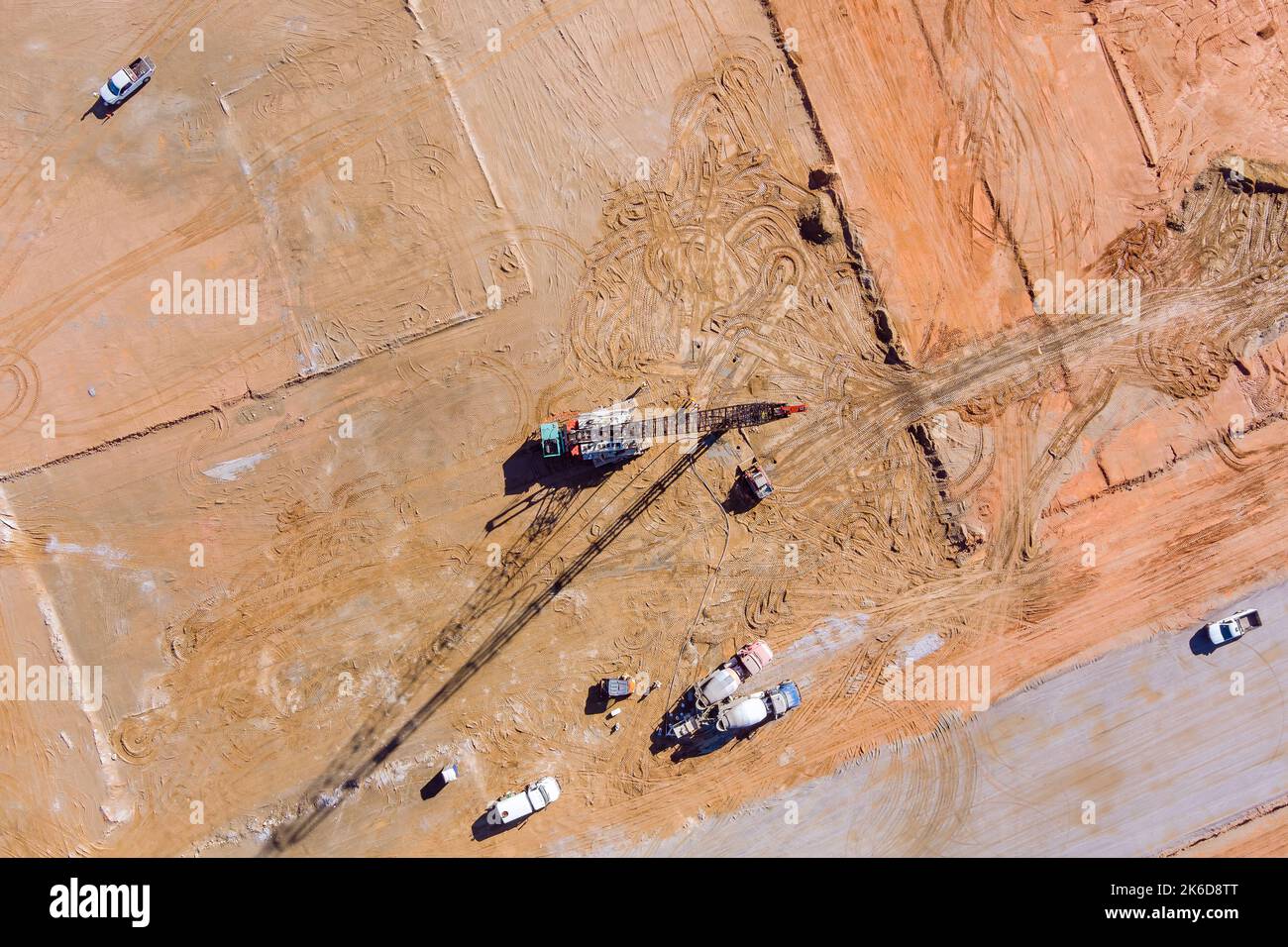 Piling Fundament Werke LKW montiert Pumpe auf der Baustelle Bohren Land unter Säulen Hochdruck gießen Pumpen Beton Schweiß Erde Stockfoto