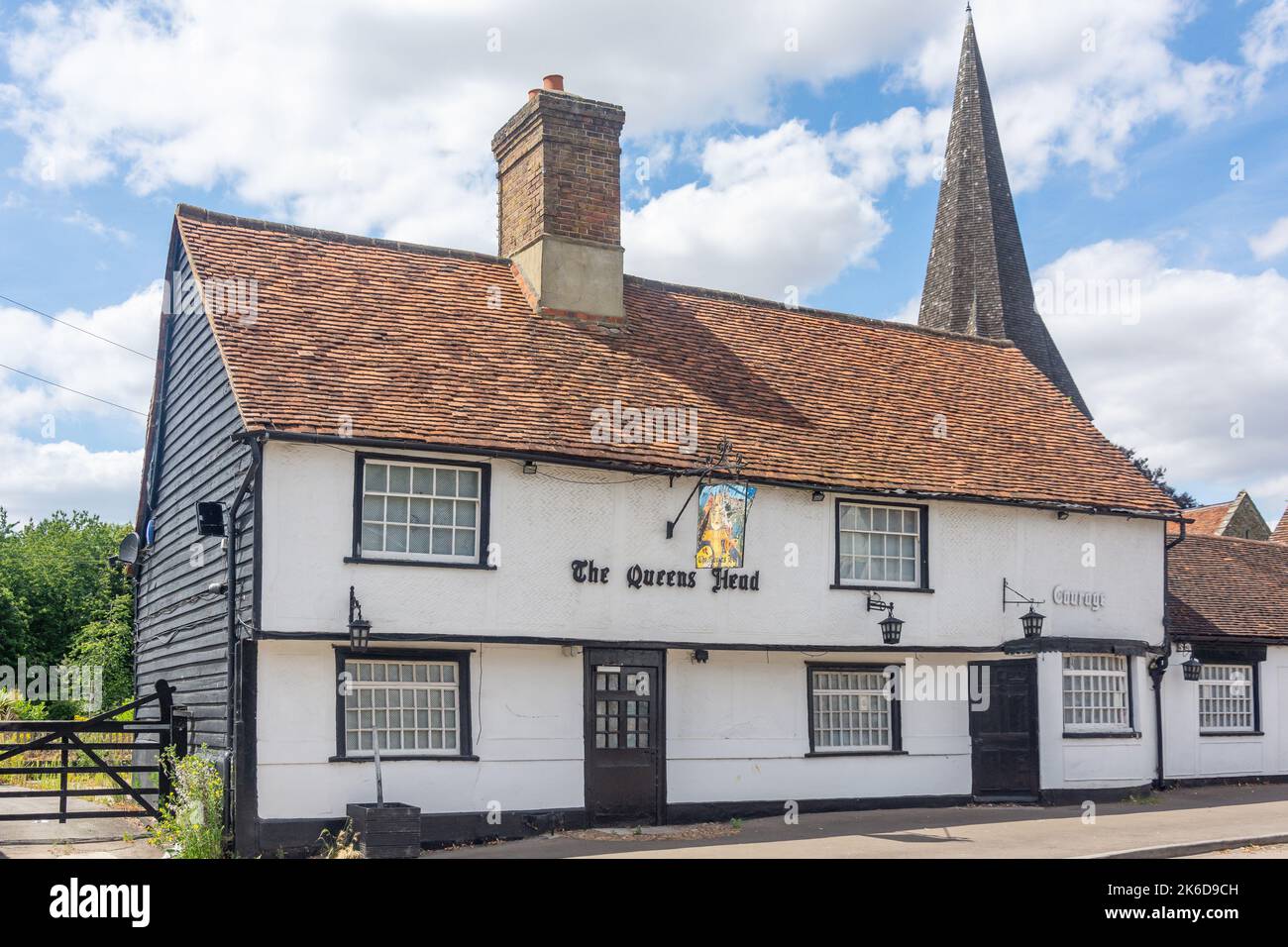 16. Century The Queen's Head Pub und St. Mary's Parish Church Kirchturm