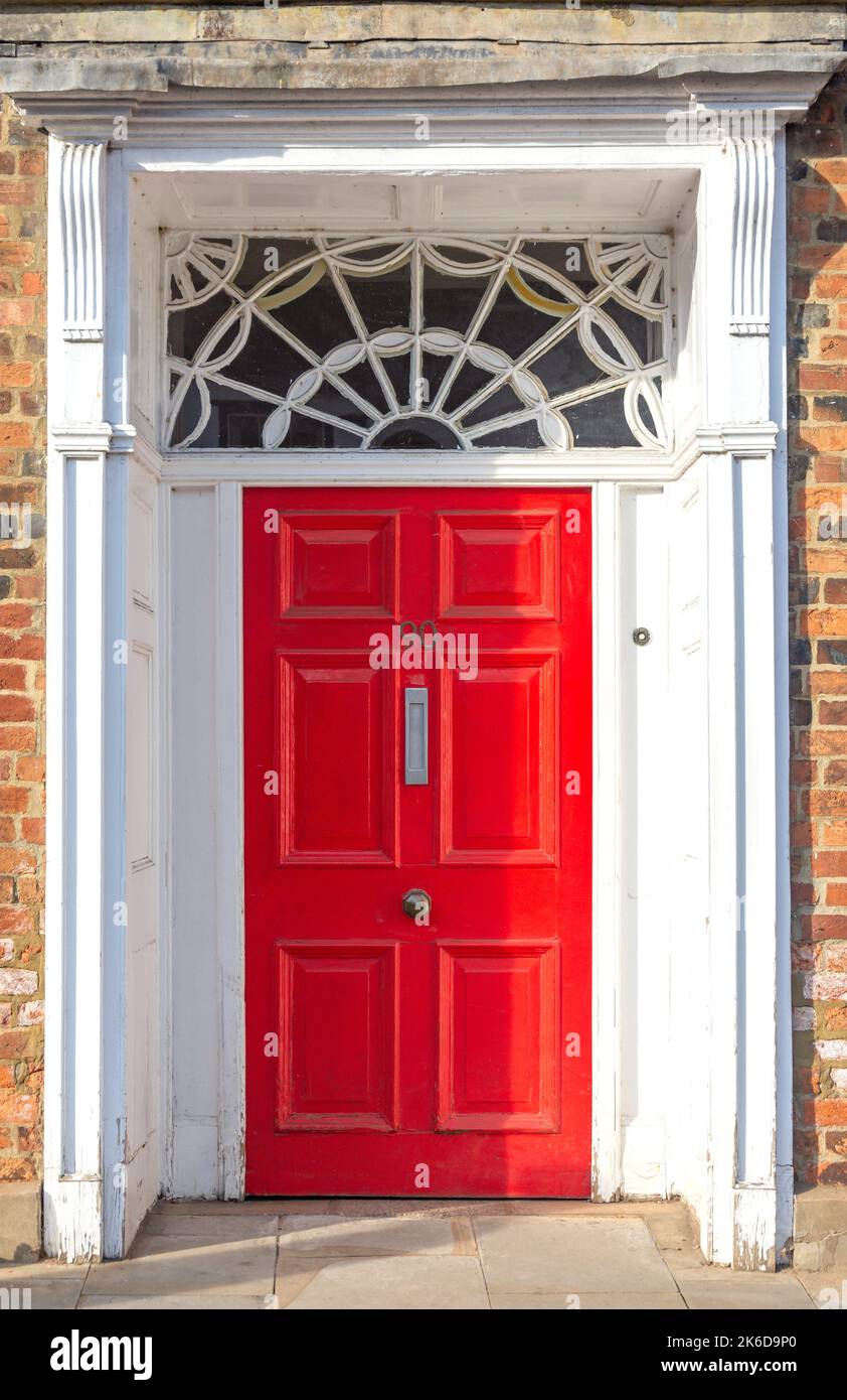 Rote Tür am Georgian House, Watling Street, Towcester, Northamptonshire, England, Vereinigtes Königreich Stockfoto