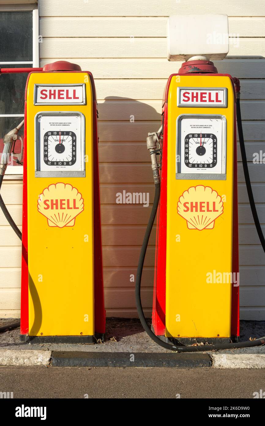 Shell-Ölpumpen der 1950er Jahre in John's Motors Classic Car Garage, Watling Street East, Towcester, Northamptonshire, England, Vereinigtes Königreich Stockfoto