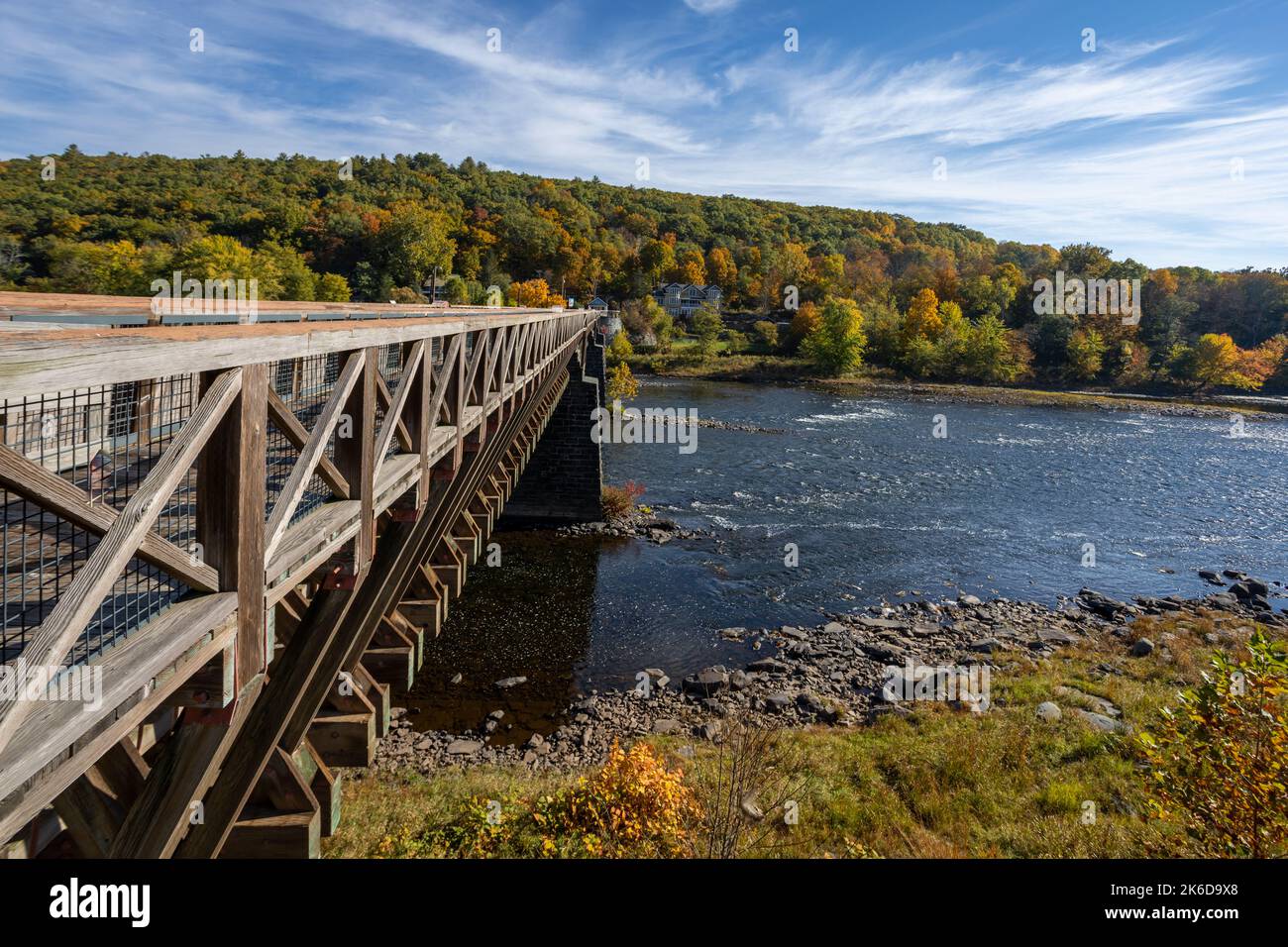 Die historische Roebling Bridge, auch bekannt als Roebling's Delaware Aqueduct, überm Delaware River an einem brillanten Herbstmorgen Stockfoto