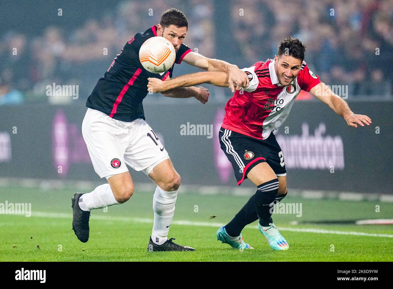 Rotterdam, Niederlande.13. Oktober 2022, Rotterdam, Niederlande.13. Oktober 2022, Rotterdam - Henrik Dalsgaard vom FC Midtjylland, Santiago Gimenez von Feyenoord während des Spiels zwischen Feyenoord und FC Midtjylland im Stadion Feijenoord De Kuip am 13. Oktober 2022 in Rotterdam, Niederlande. (Box-to-Box-Bilder/Yannick Verhoeven) Stockfoto