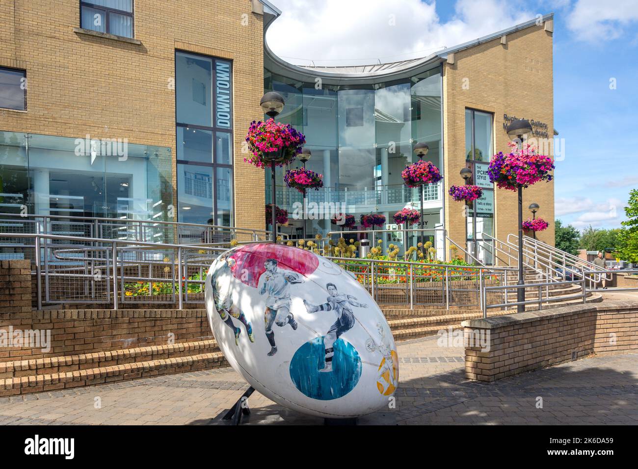 Riesiger Rugby-Ball von Rugby Art Gallery Museum, Bibliothek und Besucherzentrum, Little Elborow Street, Rugby, Warwickshire, England, Vereinigtes Königreich Stockfoto