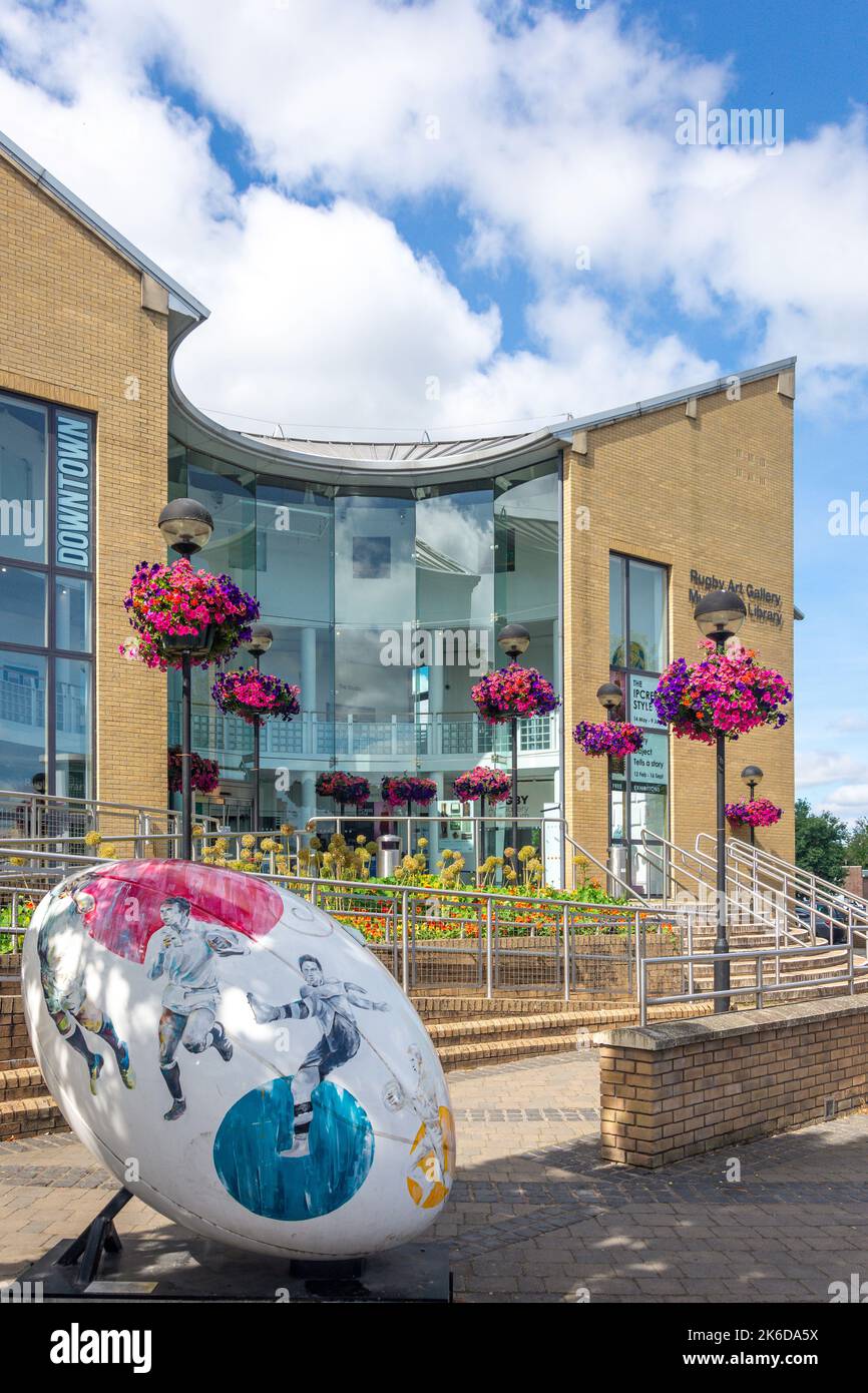 Riesiger Rugby-Ball von Rugby Art Gallery Museum, Bibliothek und Besucherzentrum, Little Elborow Street, Rugby, Warwickshire, England, Vereinigtes Königreich Stockfoto