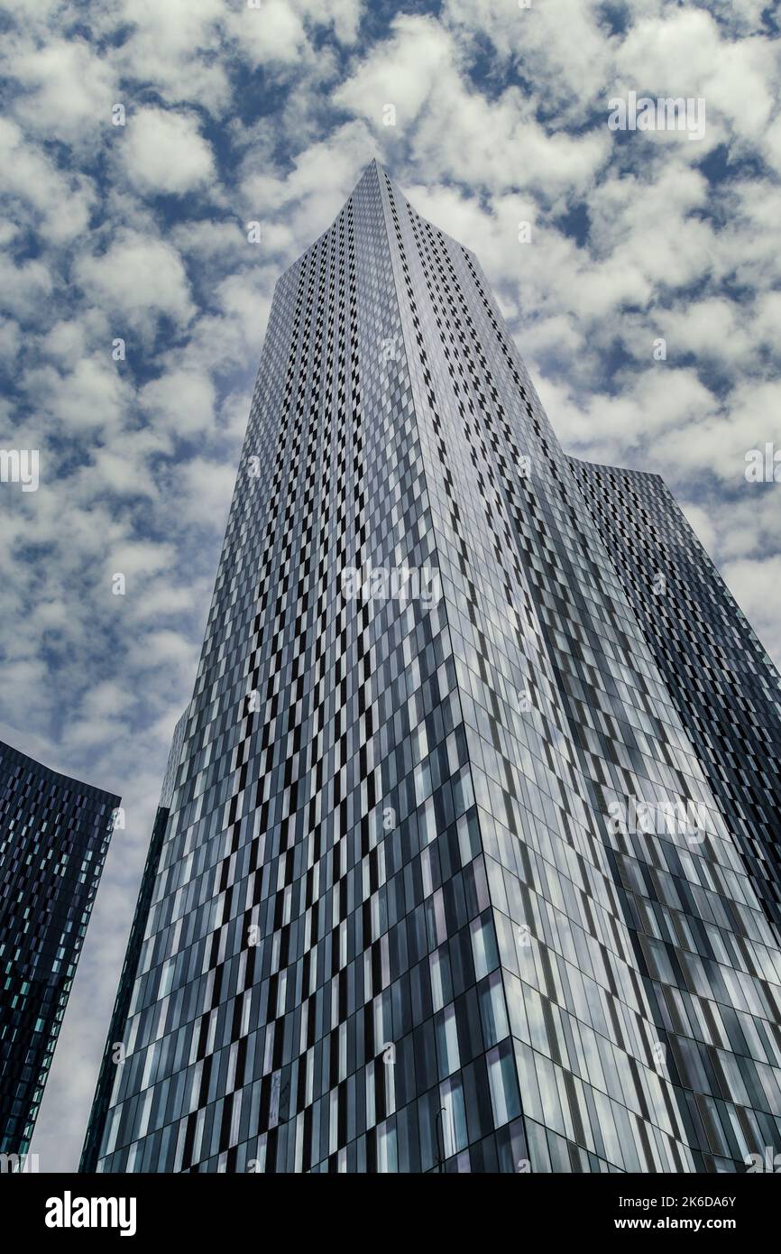 Tag niedrige Winkel Straße öffentlichen Blick auf moderne Wohnhäuser Wolkenkratzer gegen Himmel mit Wolken, Deansgate Square Towers in Castlefield Manchester, Großbritannien. Stockfoto