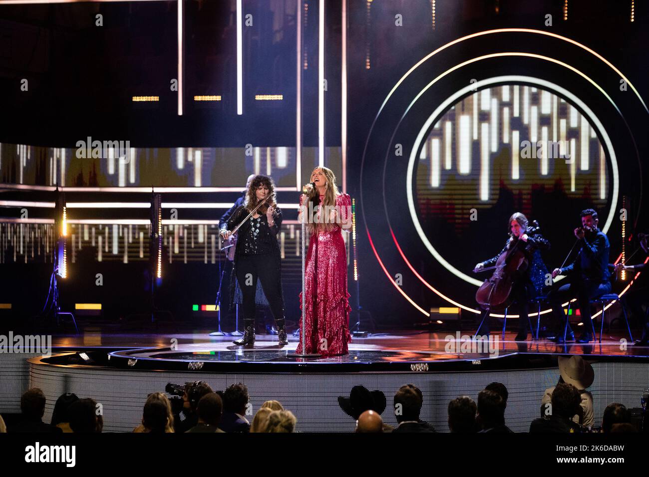 Carly Pearce spielt am 12. Oktober 2022 auf der Bühne des CMT Artists of the Year im Nashville Schermerhorn Symphony Center in Nashville, TN. (Foto von Justin Renfroe/ Quelle: SIPA USA/Alamy Live News Stockfoto
