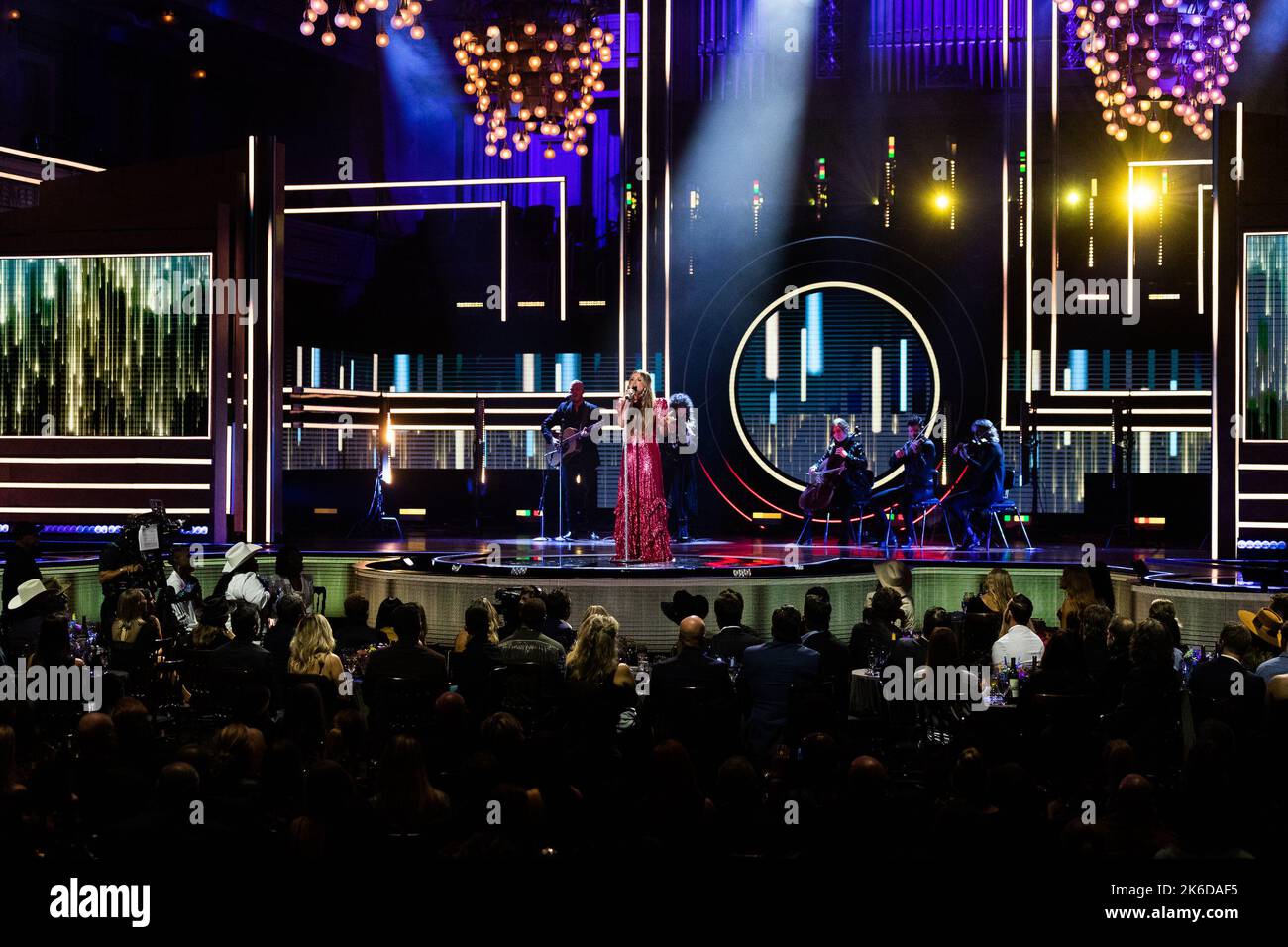 Carly Pearce spielt am 12. Oktober 2022 auf der Bühne des CMT Artists of the Year im Nashville Schermerhorn Symphony Center in Nashville, TN. (Foto von Justin Renfroe/ Quelle: SIPA USA/Alamy Live News Stockfoto