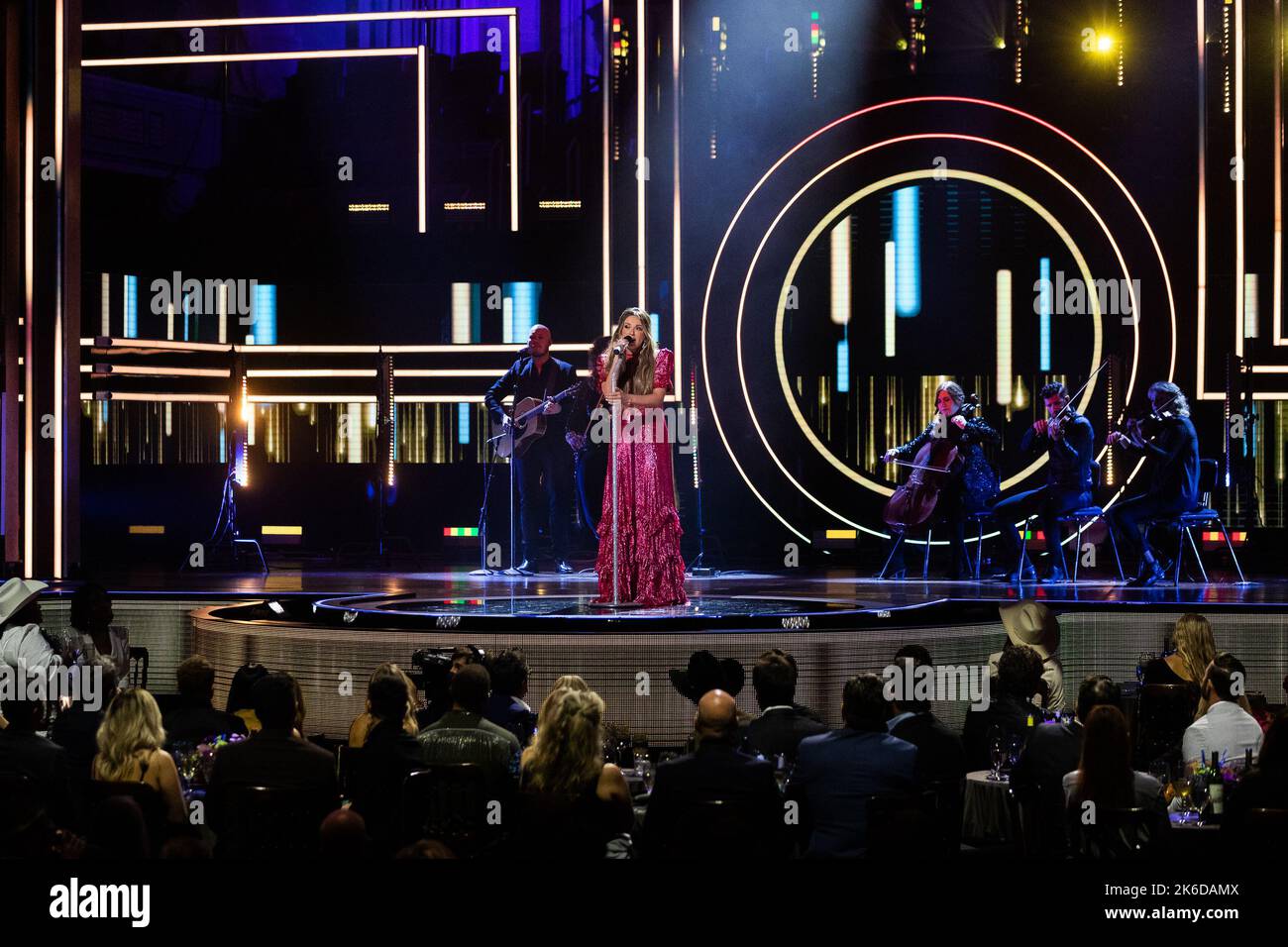 Carly Pearce spielt am 12. Oktober 2022 auf der Bühne des CMT Artists of the Year im Nashville Schermerhorn Symphony Center in Nashville, TN. (Foto von Justin Renfroe/ Quelle: SIPA USA/Alamy Live News Stockfoto