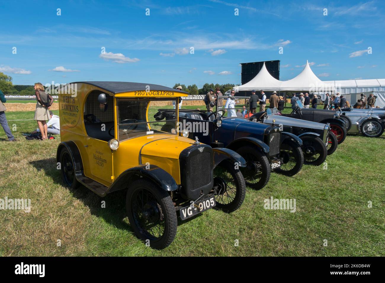 Zur Feier des hundertjährigen Jubiläums der Markteinführung des Fahrzeugs im Jahr 1922, eine Ausstellung von Austin 7 Autos auf der Rennstrecke, BARC Revival Meeting, Goodwood, Chichester, Großbritannien Stockfoto