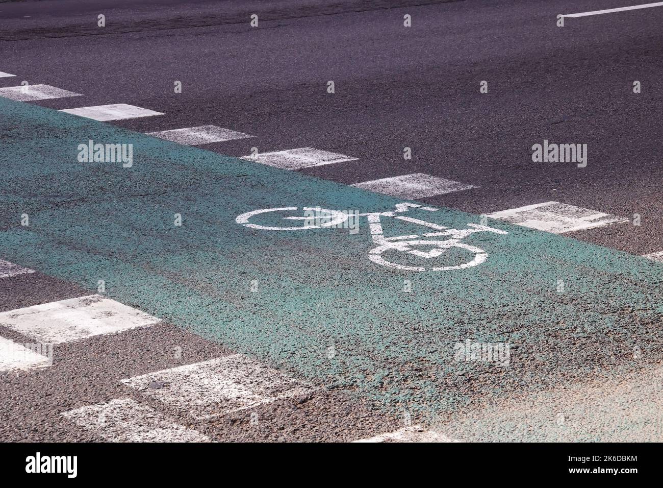 Grün markierten Radweg auf Asphalt aus nächster Nähe Stockfoto