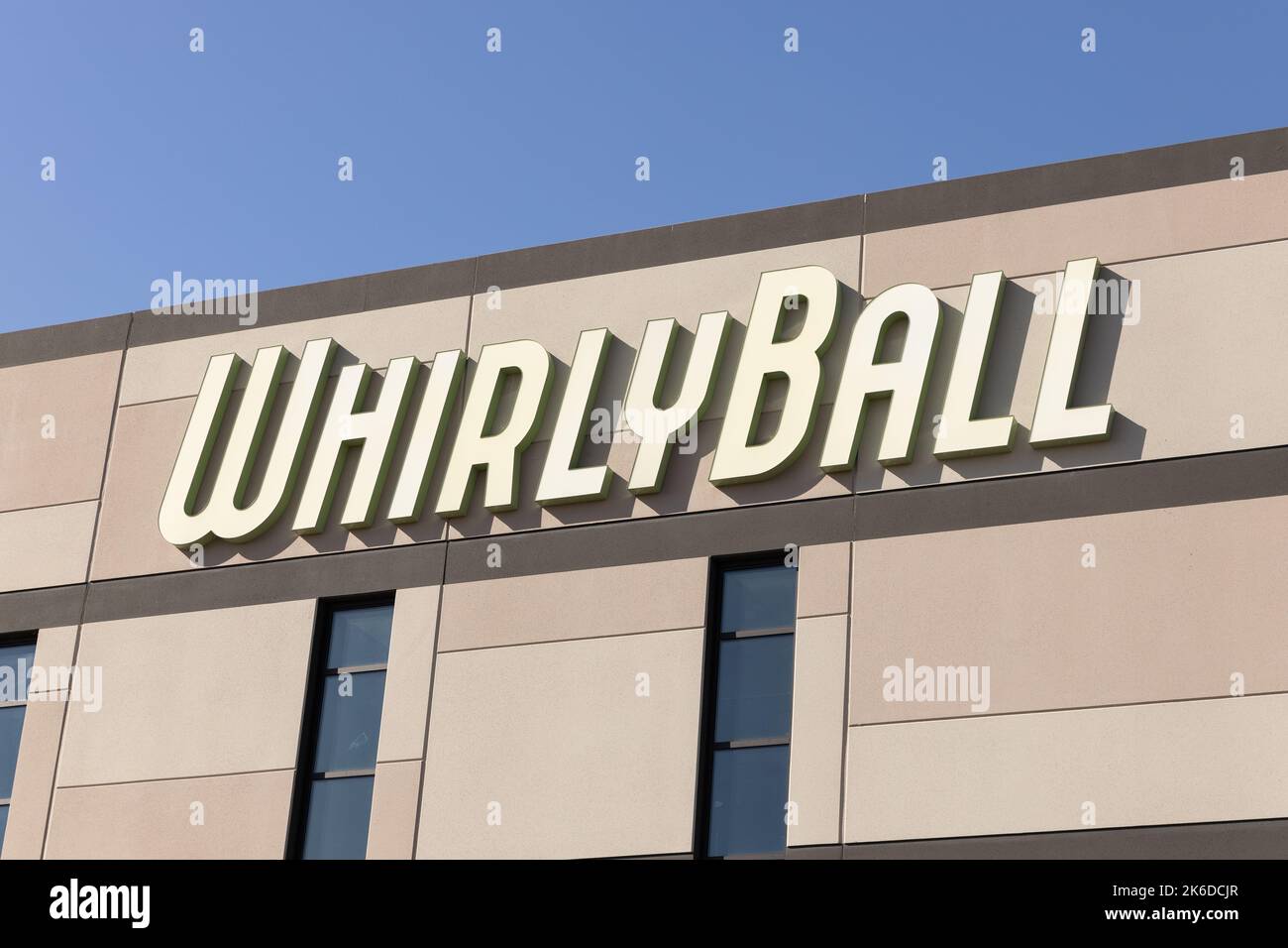 WhirlyBall ist eine Sportart, die Basketball, Lacrosse und Hockey auf Autoscooter kombiniert und Spaß für die ganze Familie macht. Stockfoto