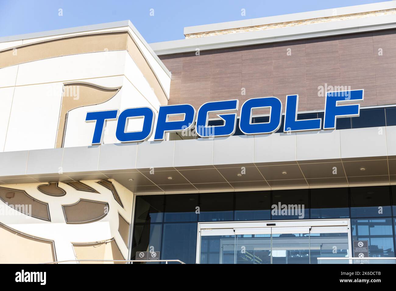 Topgolf verfügt über drei Etagen mit Driving Range Bays und ist ein unterhaltsamer Unterhaltungskomplex für alle Altersgruppen. Stockfoto