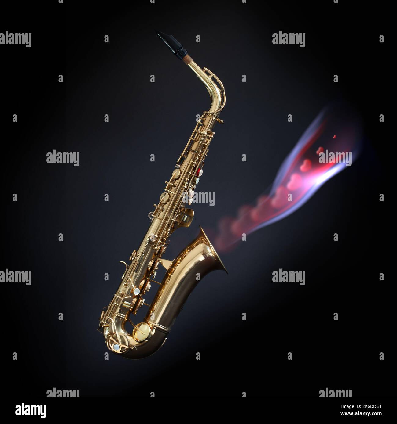 Saxophon auf schwarzem Hintergrund mit Liebesherzen, die aus der Glocke kommen. Liebe Jazz-Musik-Konzept Stockfoto