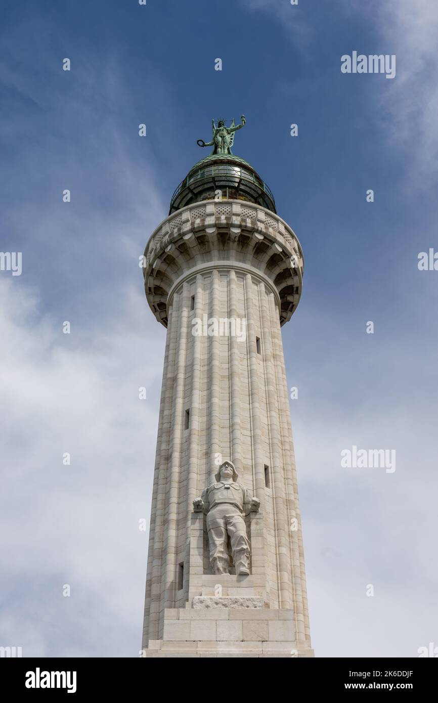 Faro della Vittoria (Leuchtturm des Sieges) mit der Statue des geflügelten Sieges - Triest, Friaul Julisch Venetien, Italien Stockfoto